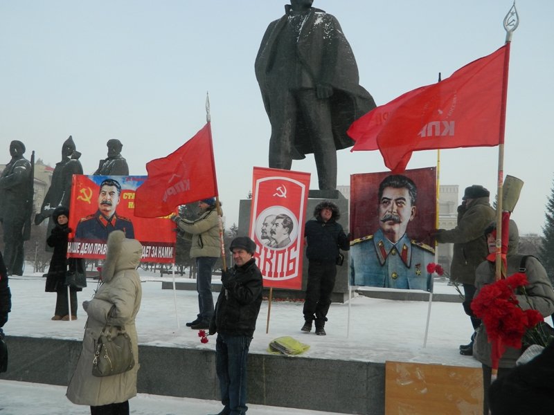 Коммунисты отметили день рождения Сталина у памятника Ленину